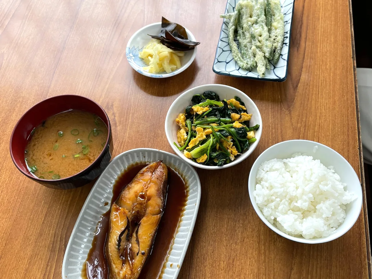 さんろく茶屋の焼き魚とおかずの昼ごはん