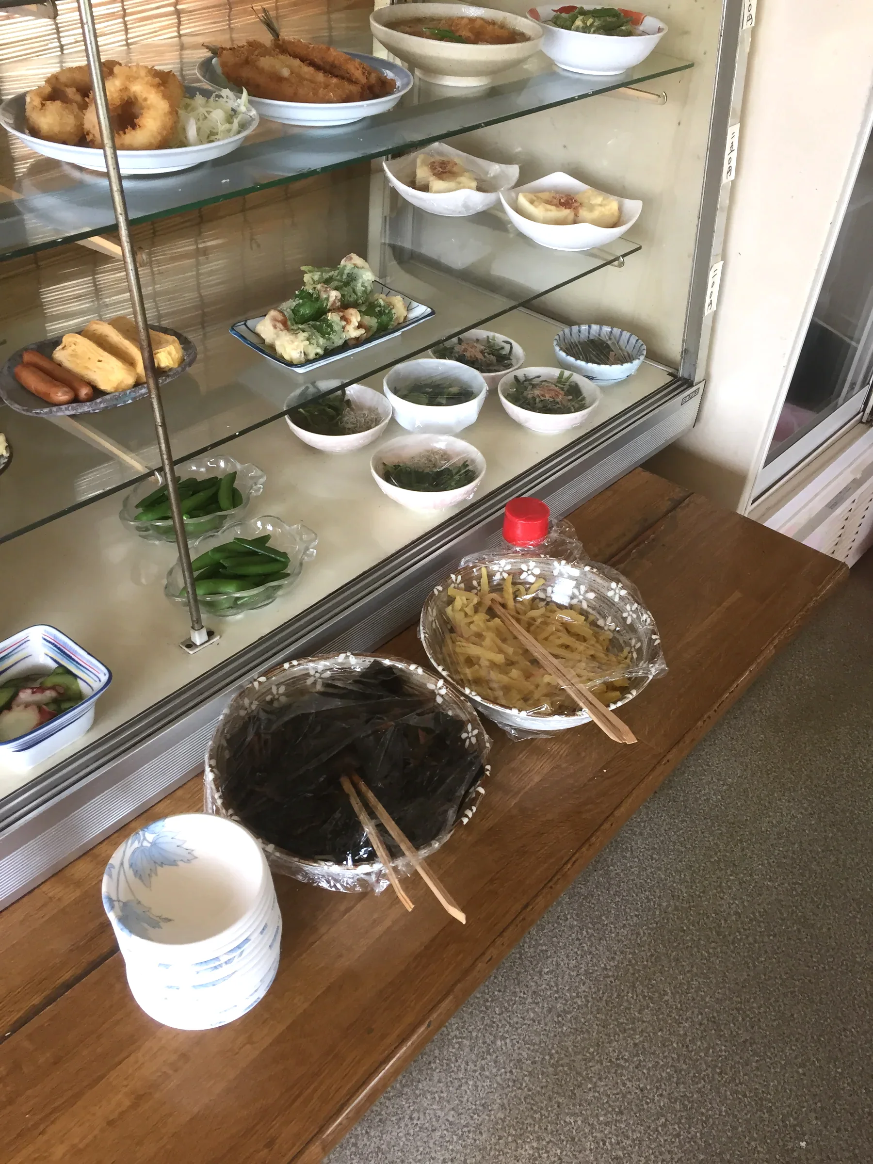 さんろく茶屋のおかず棚と店内