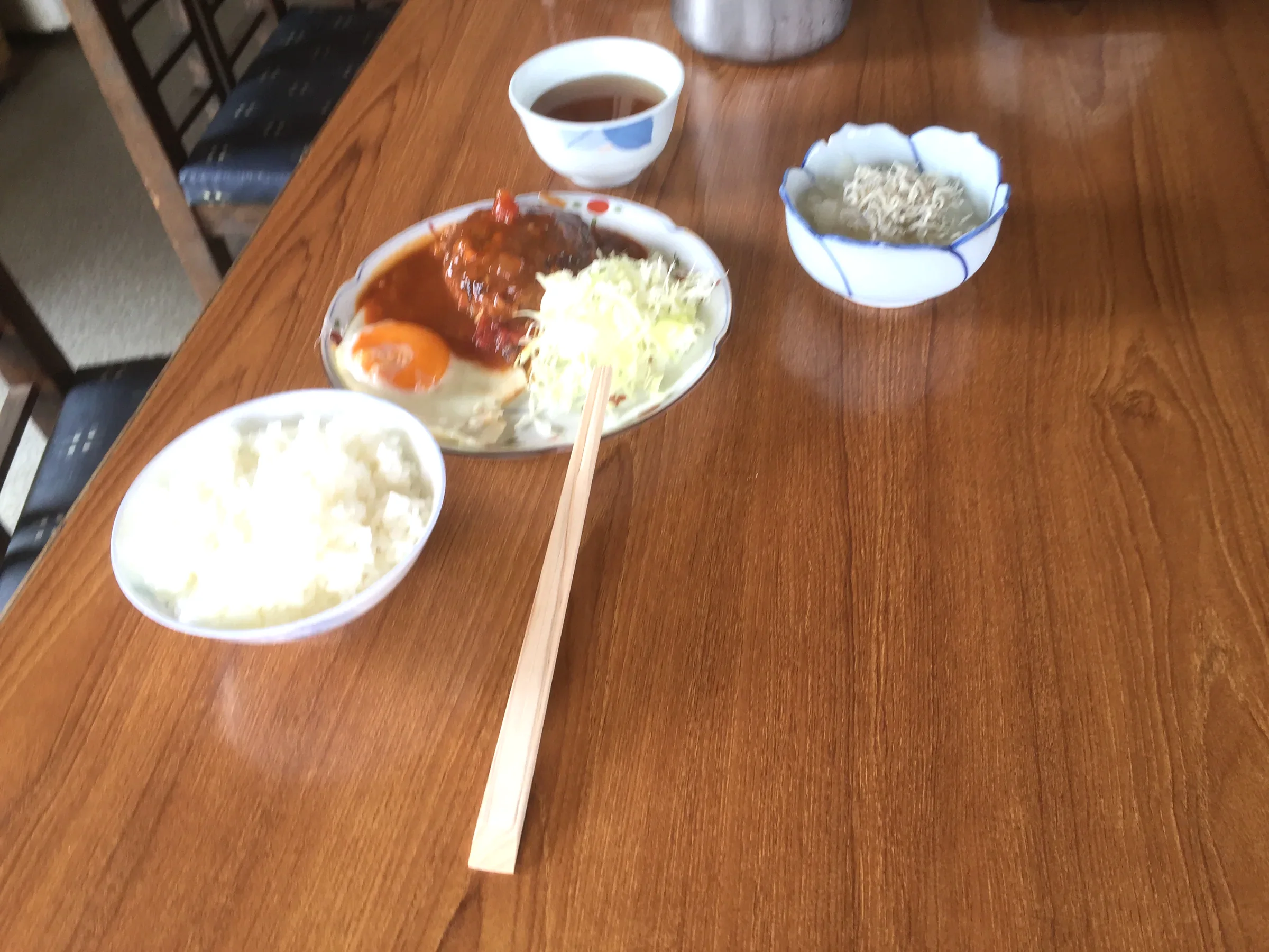 さんろく茶屋のテーブルに並ぶ昼ごはん
