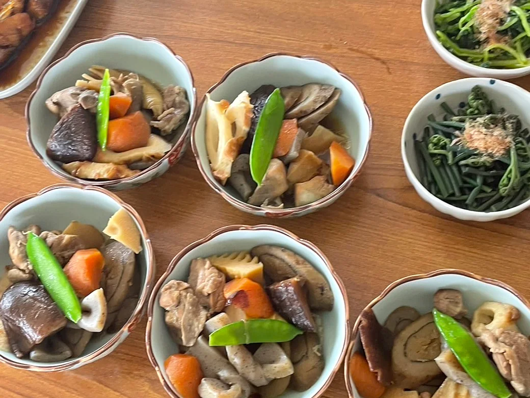 さんろく茶屋の煮物小鉢。野菜のおかずが並ぶ昼ごはん