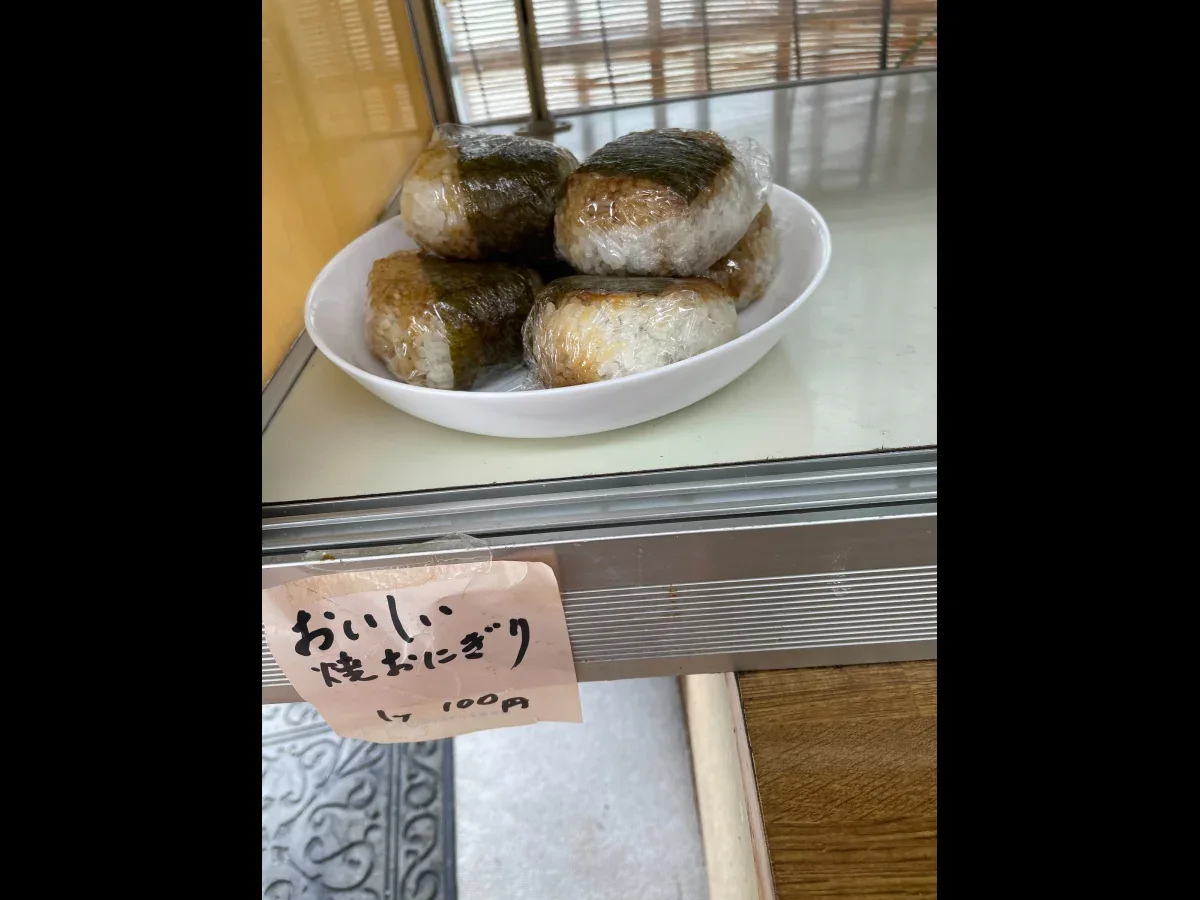 さんろく茶屋の隠れメニューのおにぎり。2026年6月現在1個100円