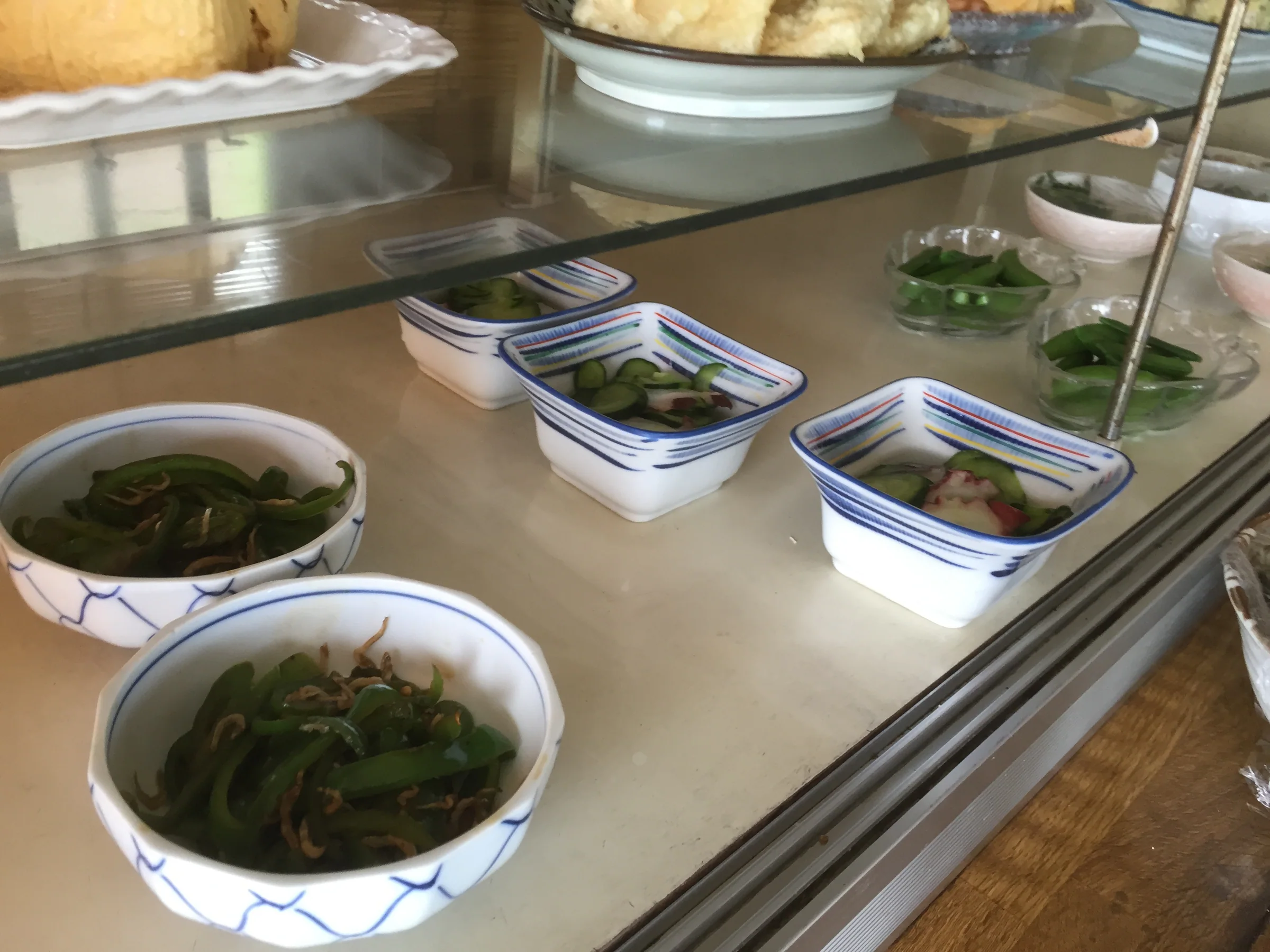 さんろく茶屋のおかずが並ぶカウンター